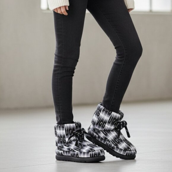 NIB UGG Women's Classic Maxi Wavelength Short Black & White Water Repell… - Picture 1 of 7